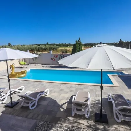 Nina With Private Pool Casa de hóspedes