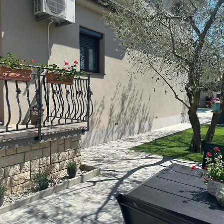 Nina With Private Pool Casa de hóspedes