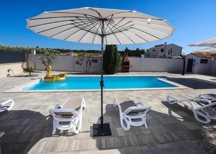 Nina With Private Pool