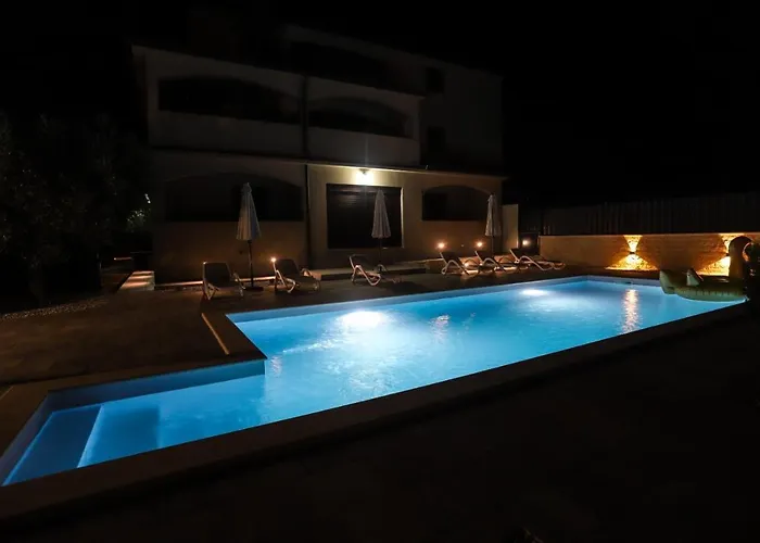 Nina With Private Pool Pensionat