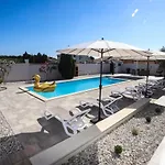 Nina With Private Pool Πανσιόν Nova Vas (Porec)