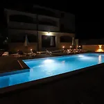 Nina With Private Pool Πανσιόν