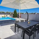 Πανσιόν Nina With Private Pool 3*