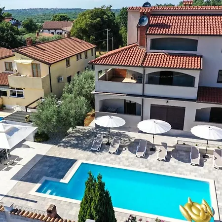 Nina With Private Pool Konukevi 3*