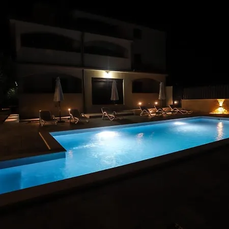 Nina With Private Pool Gasthuis
