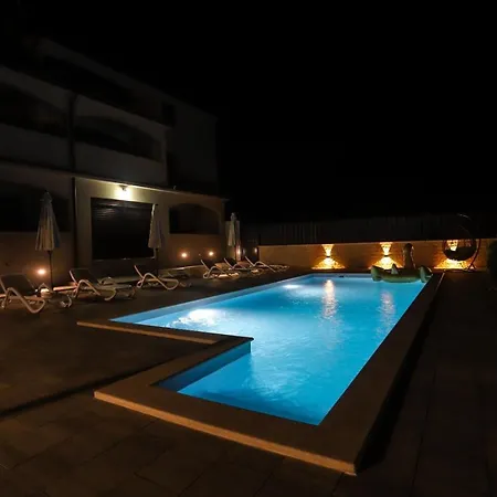 Gasthuis Nina With Private Pool